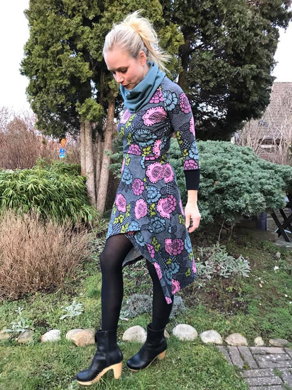 Kvinna med cool blommig klänning